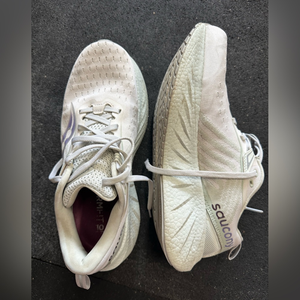 Saucony triumph 22 size 9.5